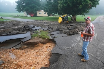 Michael Pate, a la derecha,