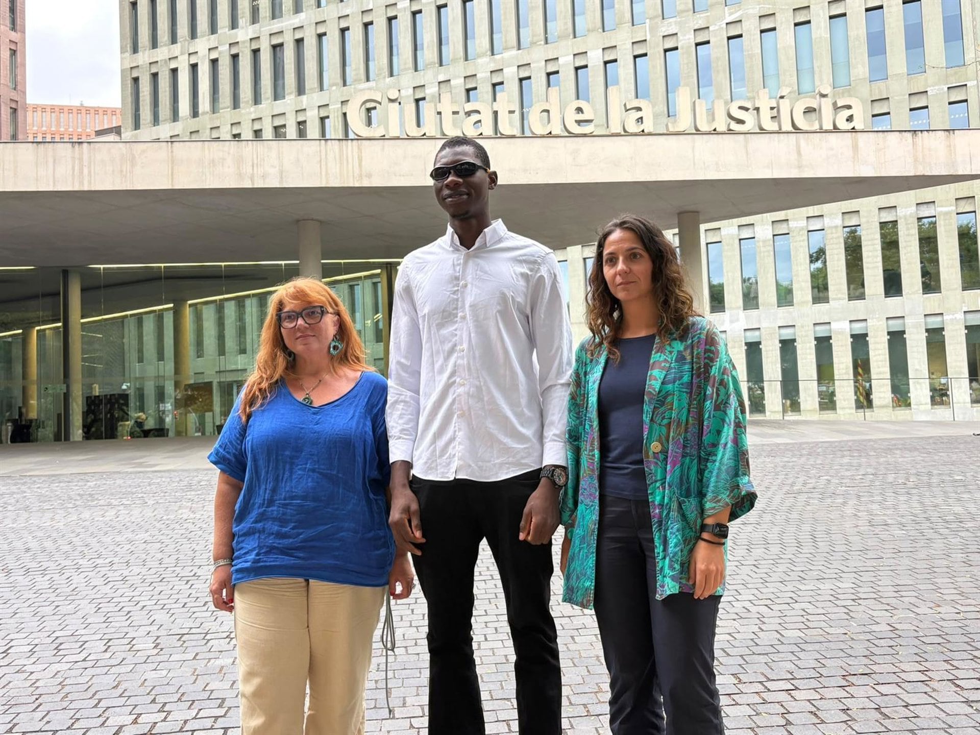 09/09/2026 La psicóloga de Irídia, Paula Rossi; Zakaria, agredido en Melilla en 2022, y la coordinadora de litigios de Irídia, Sònia Olivella, frente a la Ciutat de la Justícia de L'Hospitalet de Llobregat (Barcelona), a 9 de septiembre de 2026
POLITICA