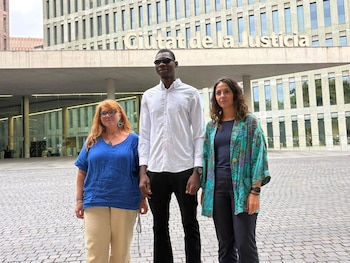 09/09/2026 La psicóloga de Irídia, Paula Rossi; Zakaria, agredido en Melilla en 2022, y la coordinadora de litigios de Irídia, Sònia Olivella, frente a la Ciutat de la Justícia de L'Hospitalet de Llobregat (Barcelona), a 9 de septiembre de 2026
POLITICA