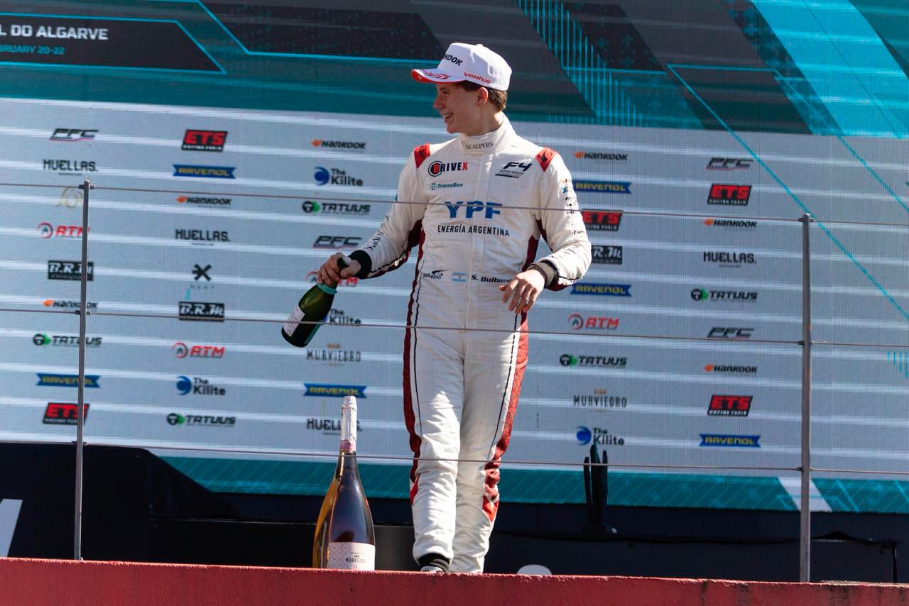 Simón Bulbarella celebra en uno de los dos podios que logró en el torneo de invierno de la Fórmula 4 Española, donde corre en el mismo equipo en el que se consagró campeón Franco Colapinto en 2019 (Crédito: Gentileza Fotocar)