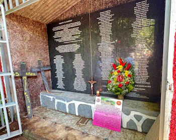 El memorial de El Calabozo en San Esteban Catarina, San Vicente, recuerda a las más de doscientas víctimas de la masacre de 1982, cuyos nombres están inscritos junto a ofrendas y mensajes de justicia y memoria (Cortesía: CPDH "Madeleine Lagadec").
