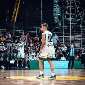 El joven siguió jugando al