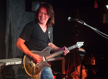 La introducción del tapping y el hammer-on por Eddie Van Halen revolucionó el virtuosismo de los solos de guitarra en la historia de la música (REUTERS/Lucas Jackson)