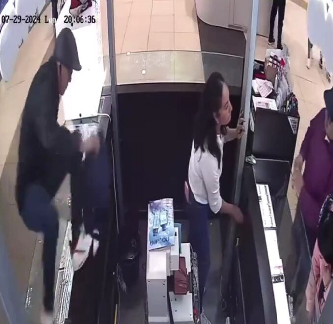 Hace poco más de un año, otra joyería, ubicada en la misma plaza, fue robada por dos hombres. (Impresión de pantalla video)