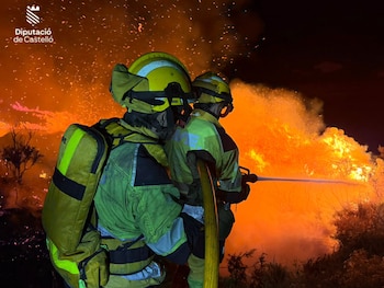 Un bomberos durante las labores de extinción contra el incendio forestal de Tirig. (Diputación de Castellón )