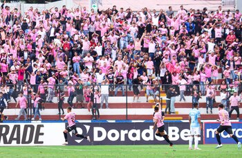 Jesús Barco celebrando su tanto con toda la hinchada de Sport Boys presente en el Miguel Grau del Callao.