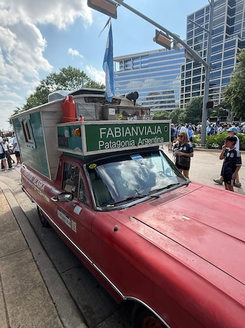 Banderazo de argentinos en Dallas antes del partido ante Austria