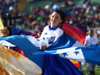 Los estudiantes hondureños participan en los tradicionales desfiles patrios por los 205 años de independencia. (Foto: Cortesía / redes sociales)