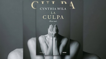 Portada de un libro con el título La culpa de Cynthia Wila y la imagen en blanco y negro de una persona que tapa su rostro con las manos.
