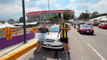 Sin boletos, pero con pasión por el Mundial 2026: dos argentinos pasaron dos meses y medio manejando para llegar al Estadio Ciudad de México