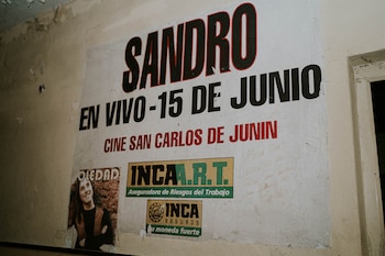 Uno de los afiches donde