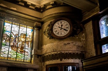 Ahora, reloj y vitrales a