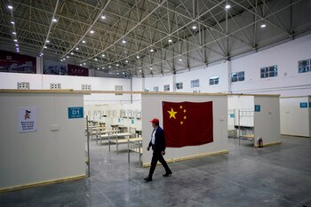 Un voluntario camina dentro de