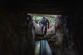 Un kuki tribal armado camina