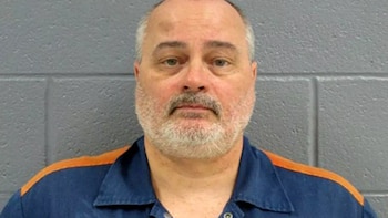 Fotografía policial de un hombre localizado en el estado de Michigan