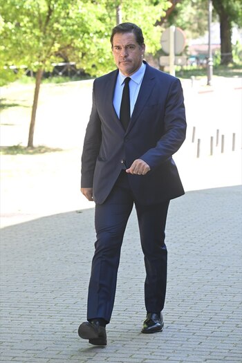 Luis Alfonso de Borbón llega