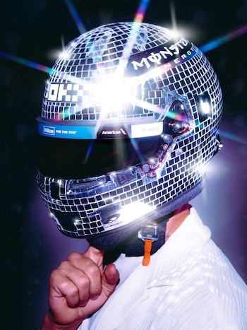 El casco de Norris brilla