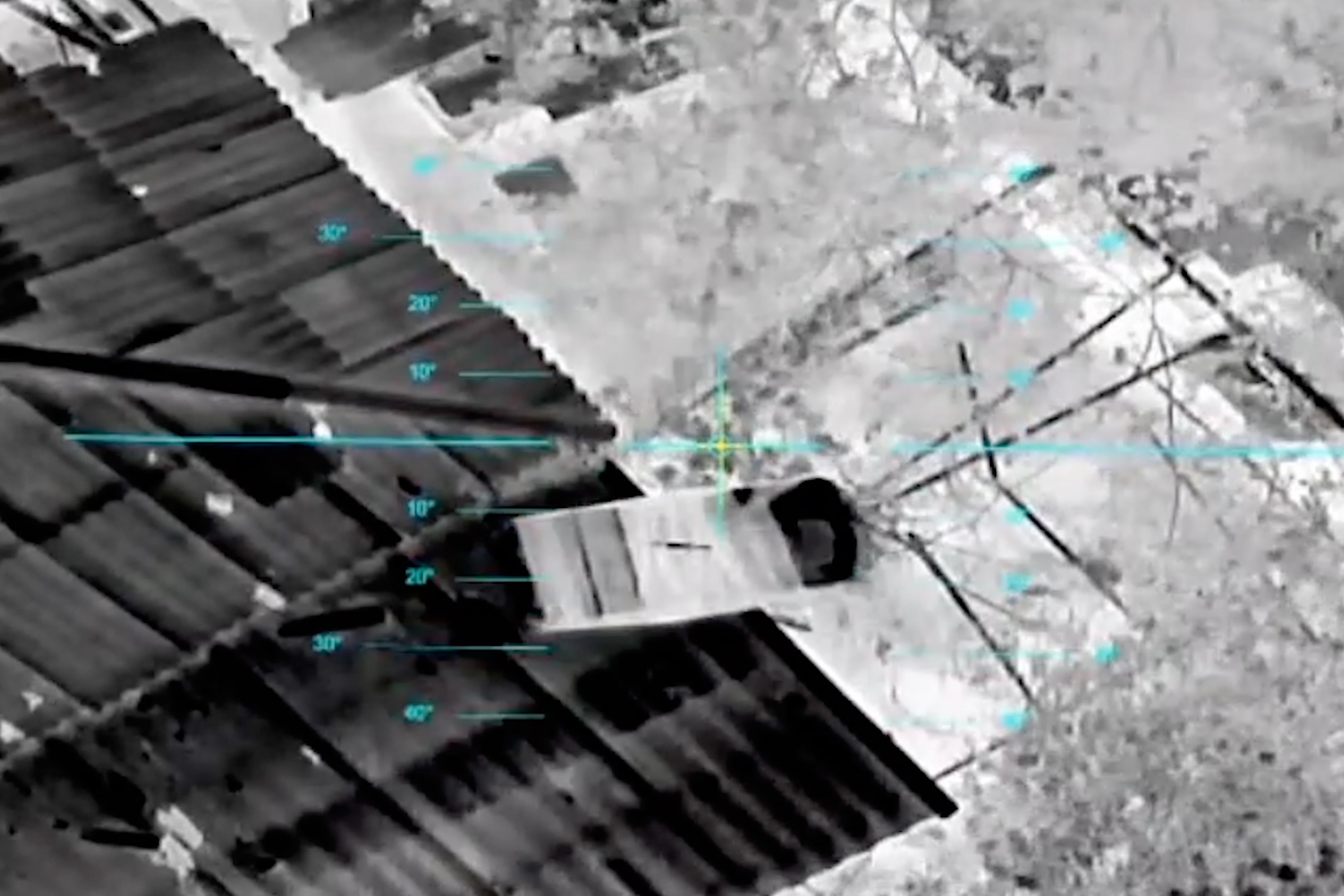Un dron lanza un paquete de suministros a civiles en la ciudad de Oleshky (34.ª Brigada de Infantería de Marina Ucraniana