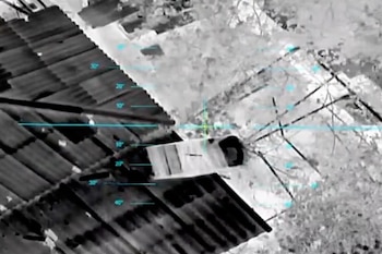 Un dron lanza un paquete de suministros a civiles en la ciudad de Oleshky (34.ª Brigada de Infantería de Marina Ucraniana "Borysfen" vía AP)