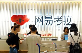Filas en la caja de una tienda física de la plataforma de comercio electrónico de Netease, Kaola, en Zhengzhou, provincia de Henan, China, el 11 de agosto de 2018. (REUTERS/Stringer)