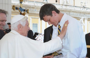 Peter Srsich fotografiado recibiendo la