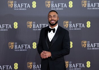 Tyler West, presentador, con un