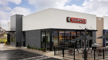El CEO de Chipotle asegura que los clientes pueden pedir más ingredientes sin restricciones