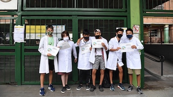 Los egresados con sus diplomas