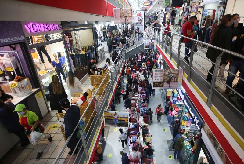 Plataformas como Shein y Temu redujeron la demanda que antes recibían los comerciantes de San Victorino - crédito Luisa Gonzalez/Archivo/REUTERS