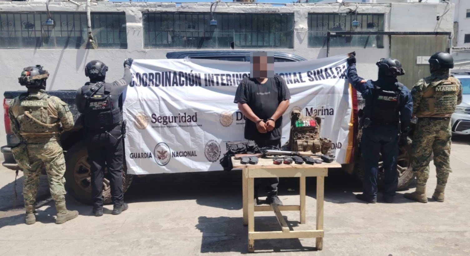 Marina captura a presunto integrante del CJNG en Sinaloa: aseguró armas, vehículos y equipo táctico