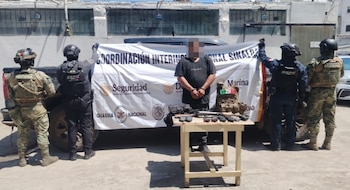 La Armada de México detuvo a un presunto infractor de la ley en Mazatlán, donde aseguró vehículos, un arma larga, cartuchos, equipo táctico y un chaleco presuntamente identificado con el cártel. Crédito: Especial
