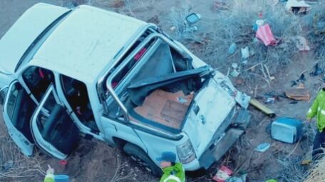 El vuelco se produjo por la velocidad y la dificultad de la curva, desplazando el vehículo 30 metros fuera del asfalto (Diario Río Negro/Bomberos Voluntarios de Piedra del Águila)