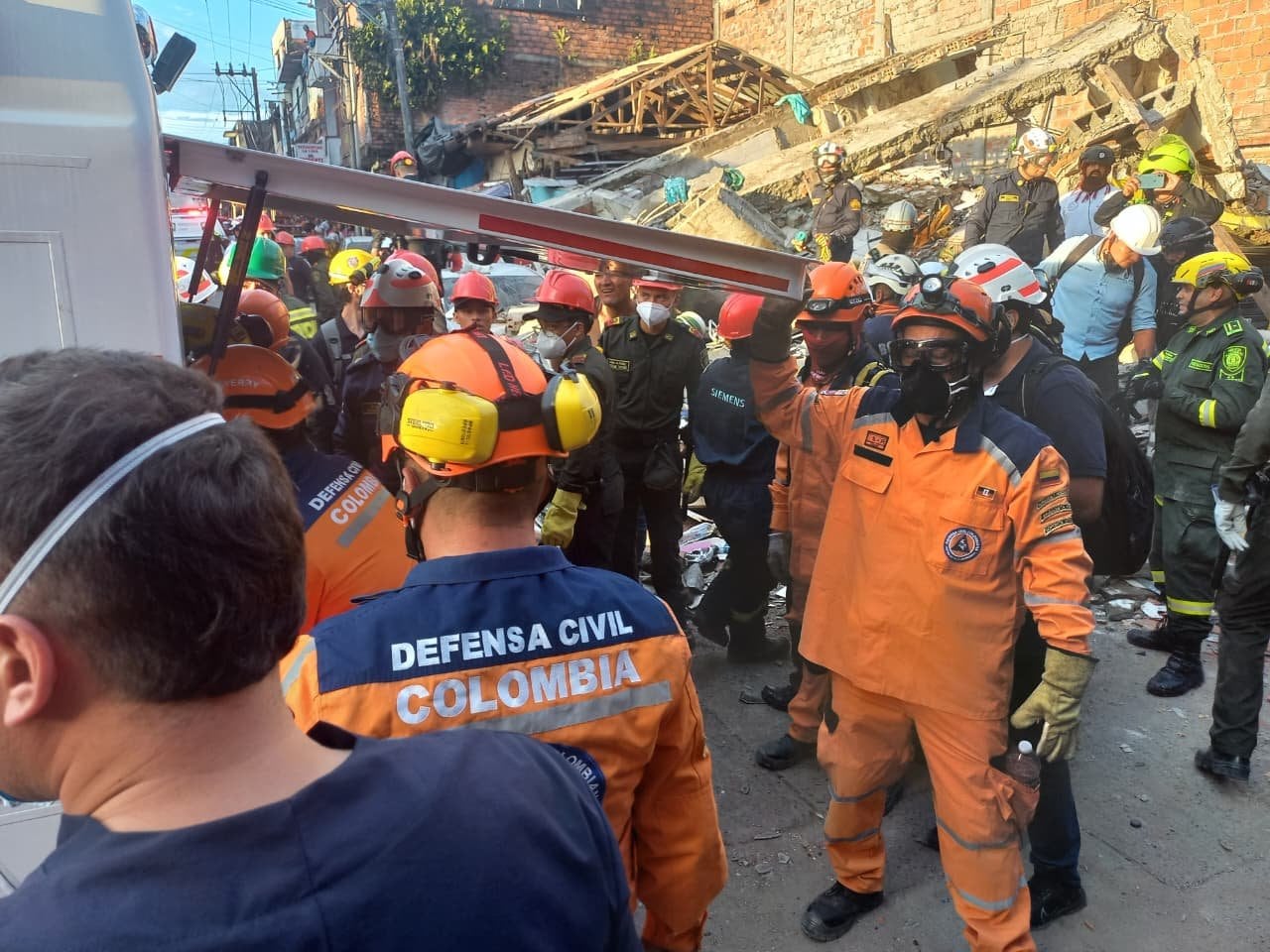 Unidades de la Defensa Civil, la Policía Nacional y el grupo Ponalsar acudieron al lugar para asegurar la estructura - crédito @DefensaCivilCo/X
