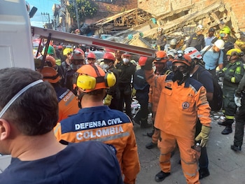 Unidades de la Defensa Civil, la Policía Nacional y el grupo Ponalsar acudieron al lugar para asegurar la estructura - crédito @DefensaCivilCo/X