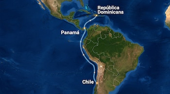 Mapa satelital de América con una línea luminosa trazada entre los nombres de Chile, Panamá y República Dominicana.