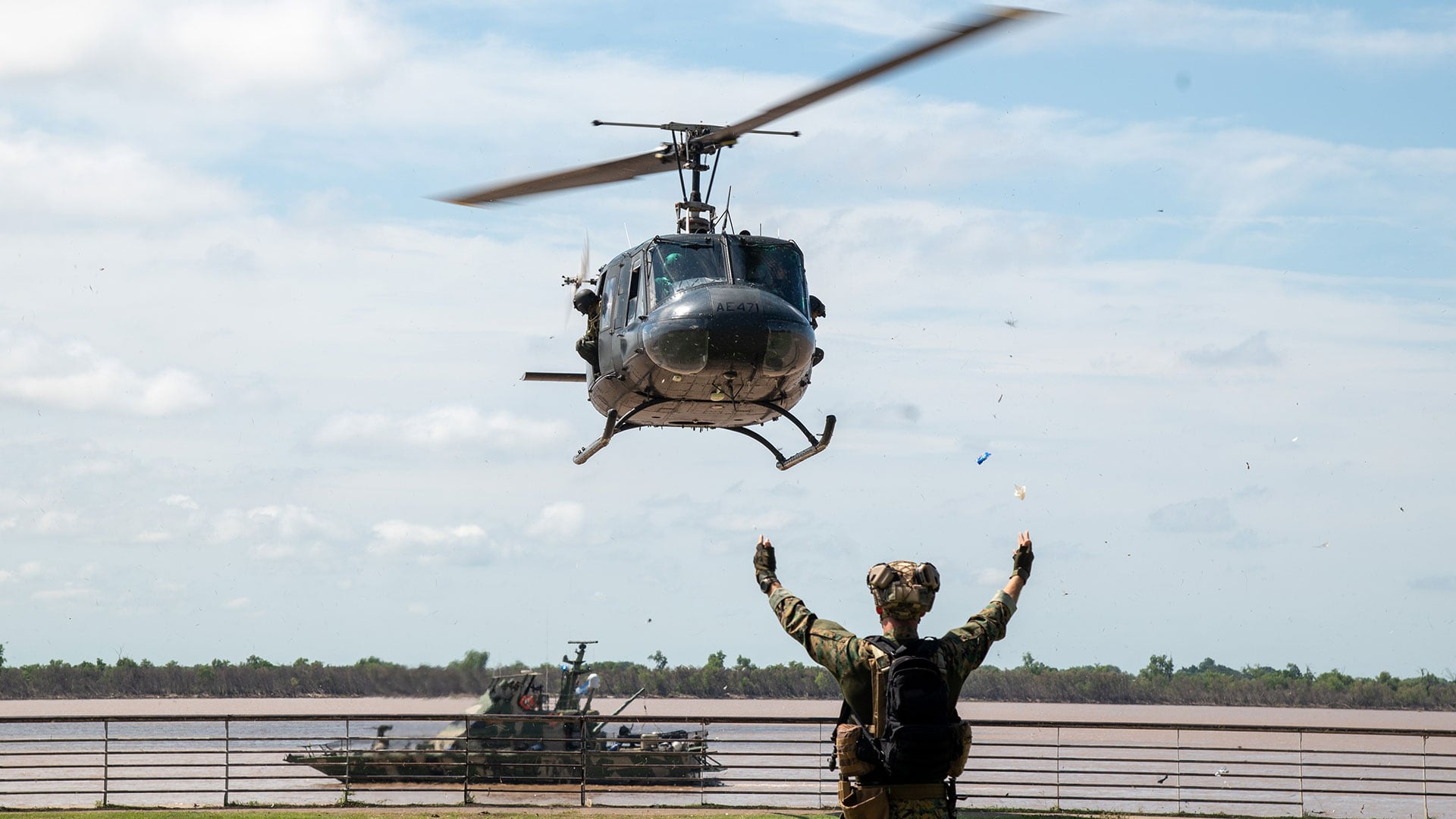 Un helicóptero y personal militar realizan un despliegue en la zona de Rosario, como parte de los dispositivos de seguridad que implementó el Gobierno