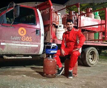 Lucas con el camión de