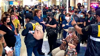 Adentro: más de 60 personas