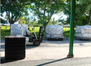 La parroquia Nuestra Señora de la Caridad y el sacerdote Enrique Peñate Galán coordinan la distribución en Unión de Reyes, Bolondrón y Güira de Macurijes. (Foto cortesía Cáritas Cuba)