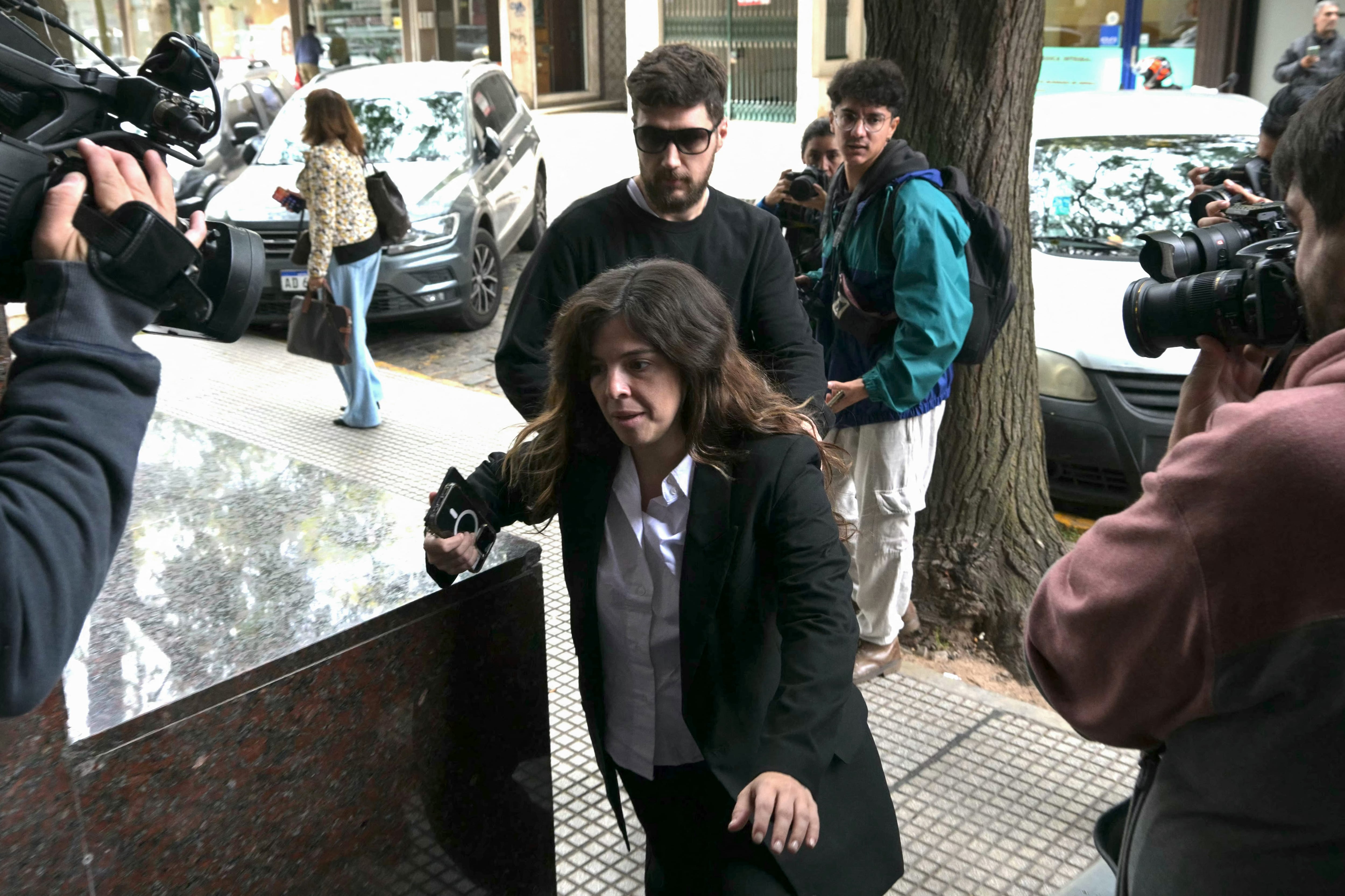 El ingreso de Dalma al tribunal sanisidrense junto a su marido