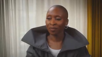 La actriz británica rechazó recrear el famoso riff de “Defying Gravity” durante una entrevista con Variety.(Captura de video)