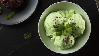 Cómo hacer helado de menta, una receta que levanta odios y pasiones y que es facilísima de preparar en casa