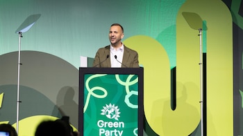 Israel prohíbe la entrada al líder ecologista británico en represalia por el reconocimiento de Palestina