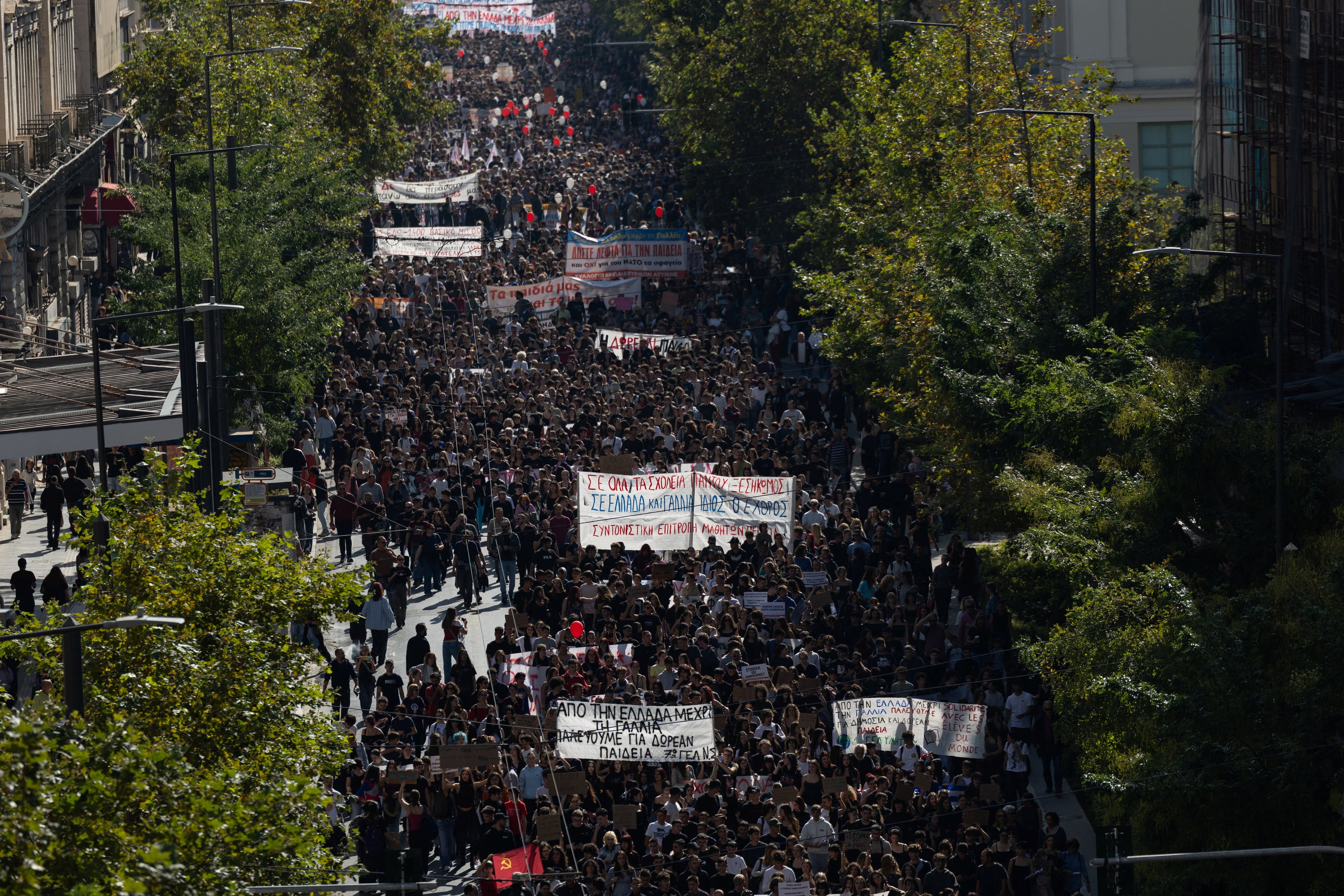 Estudiantes marchan durante una protesta por el aumento del costo de la vivienda y la falta de financiación de la educación, en solidaridad con los estudiantes de Francia y España, en Atenas, Grecia, el 21 de octubre de 2026. REUTERS/Stelios Misinas