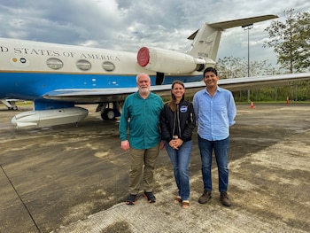 David Schimel, Investigador Principal del proyecto AVUELO en NASA JPL, con la científica de NASA JPL Erika Podest, el científico de STRI y director de ForestGEO José Medina y el avión Gulfstream III (G-III/C-20A) utilizado en la campaña AVUELO 2026. Crédito: Alejandra Paton-STRI
