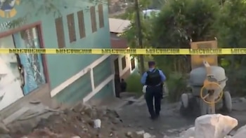 El doble homicidio ocurrió frente a una iglesia de la colonia Villanueva, en la capital hondureña. (FOTO: Once Noticias)