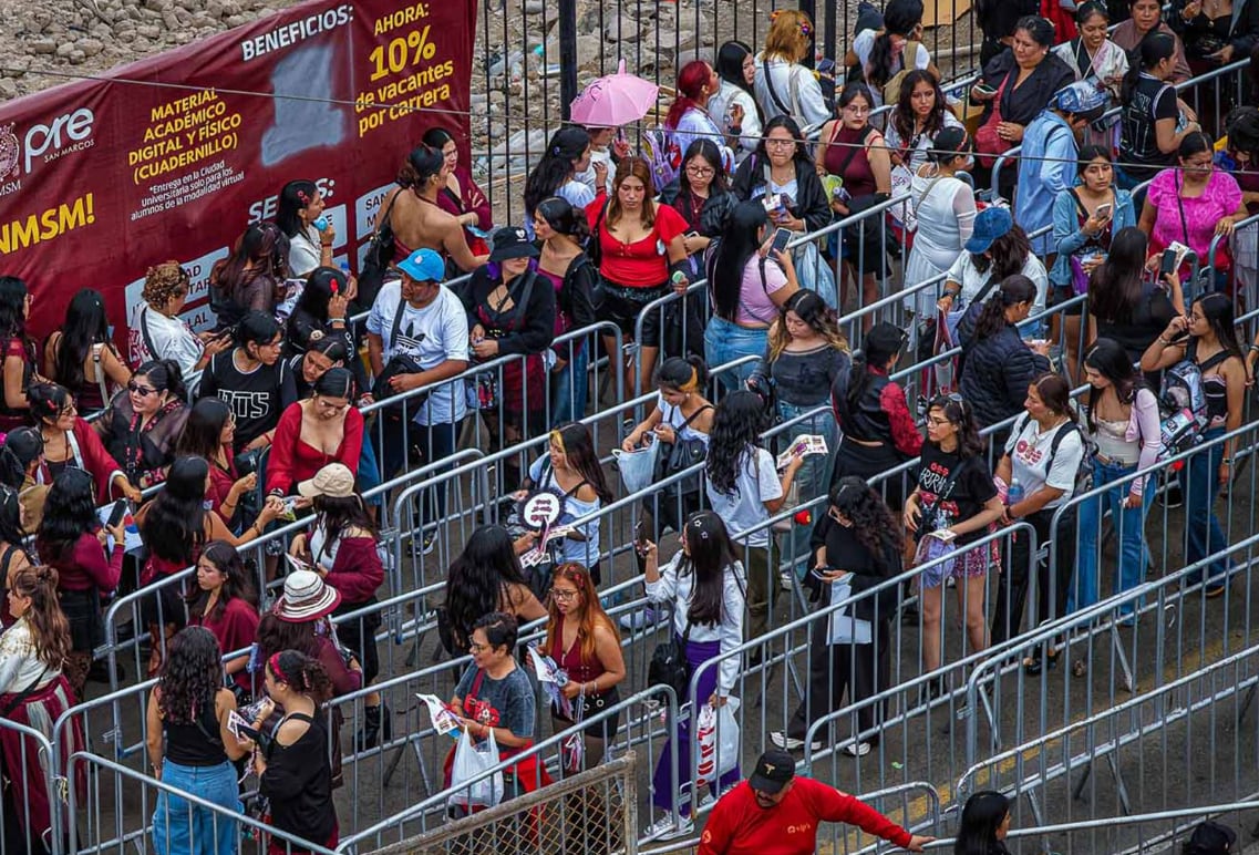 Seguidores de la banda BTS caminan entre vallas de seguridad para ingresar a un evento en el Estadio San Marcos. (Agencia Andina)