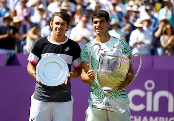 Alcaraz sostiene su trofeo de