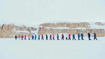 Mujeres caminando por la nieve