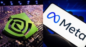 A la izquierda, el logotipo verde de Nvidia sobre relieve metálico; a la derecha, una mano sostiene un teléfono con el logotipo de Meta.